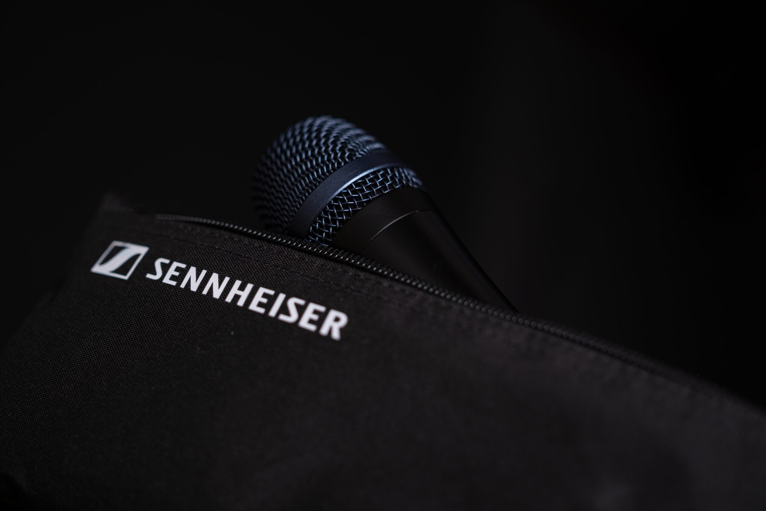 Ein Mikrofon liegt in einer Tasche, auf der der Schriftzug des Herstellers "Sennheiser" zu lesen ist