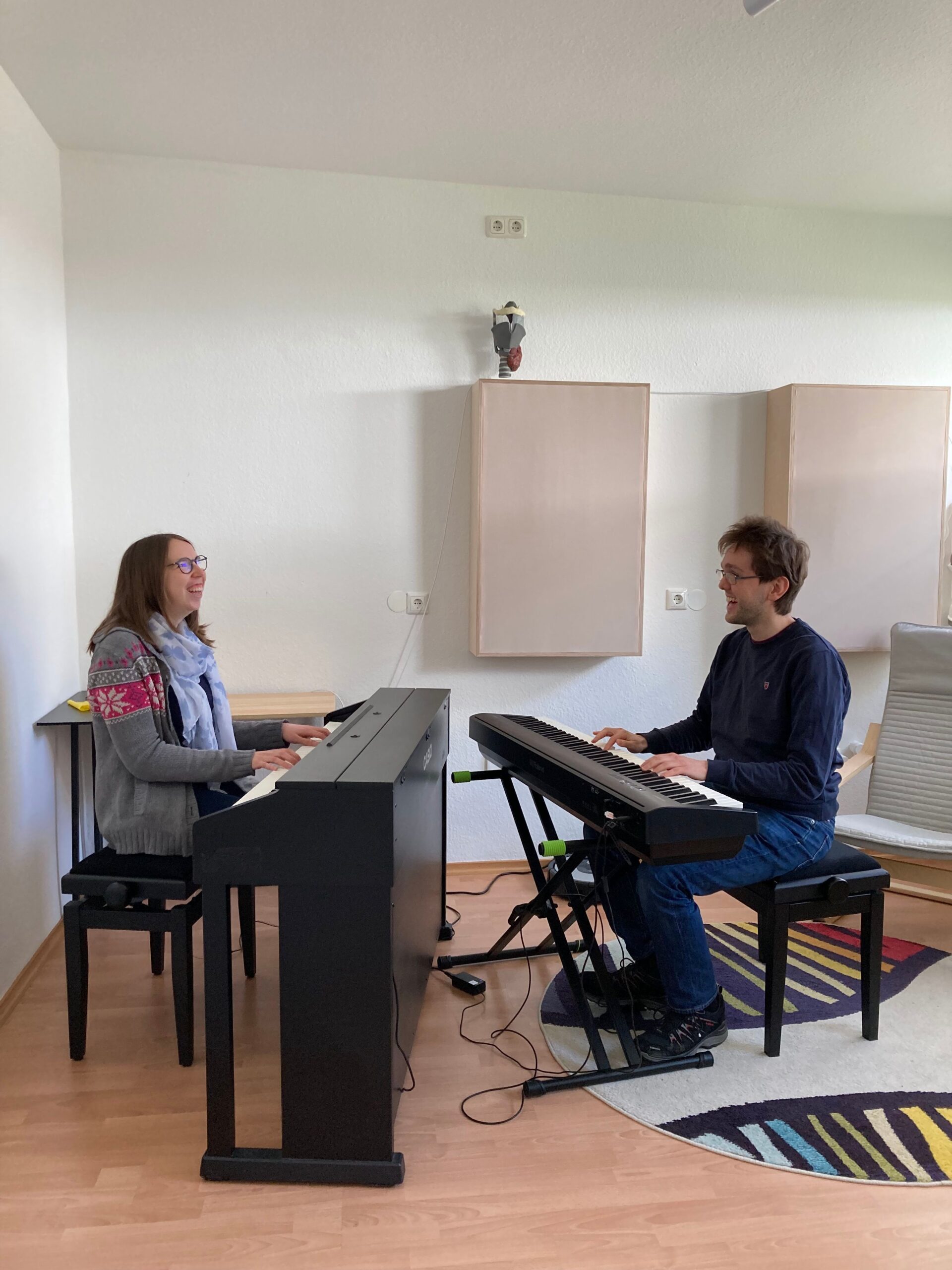 Lorena Dürnholz und Philipp Jeschke bei den Proben von "Flower is Chocolate", jeweils an einem Digitalpiano sitzend