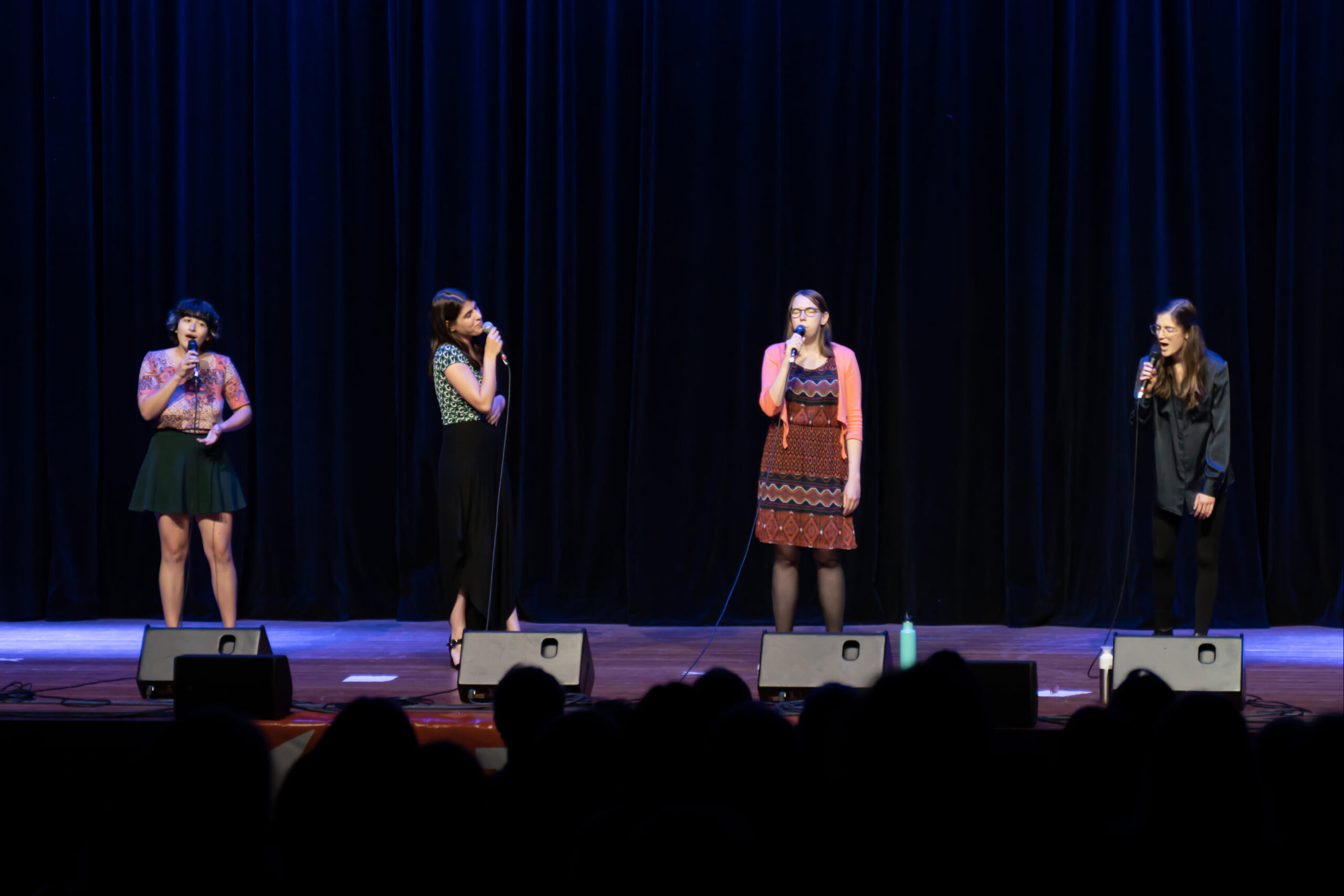 Die A-cappella-Gruppe "mata" (Amélie Jost, Niki Bravaki, Lorena Dürnholz und Marie Weis) steht bei einem Auftritt auf der Bühne