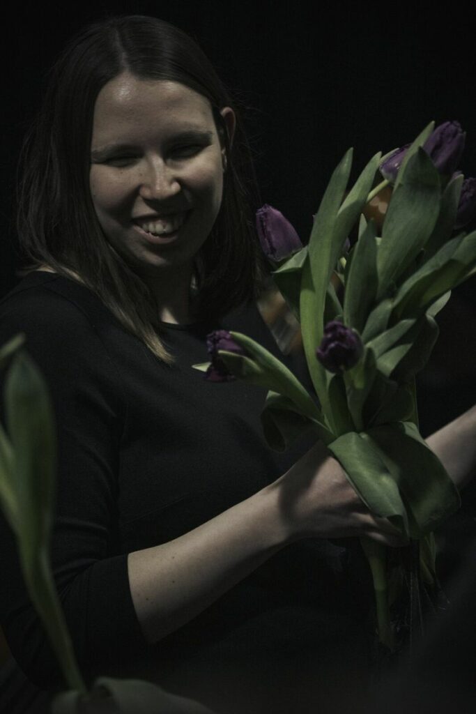 Lorena Dürnholz hält nach ihrem Bachelor-Konzert einen Blumenstrauß in der Hand